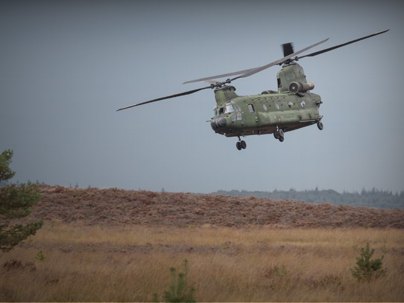 Laagvliegende Chinook militaire transporthelikopter